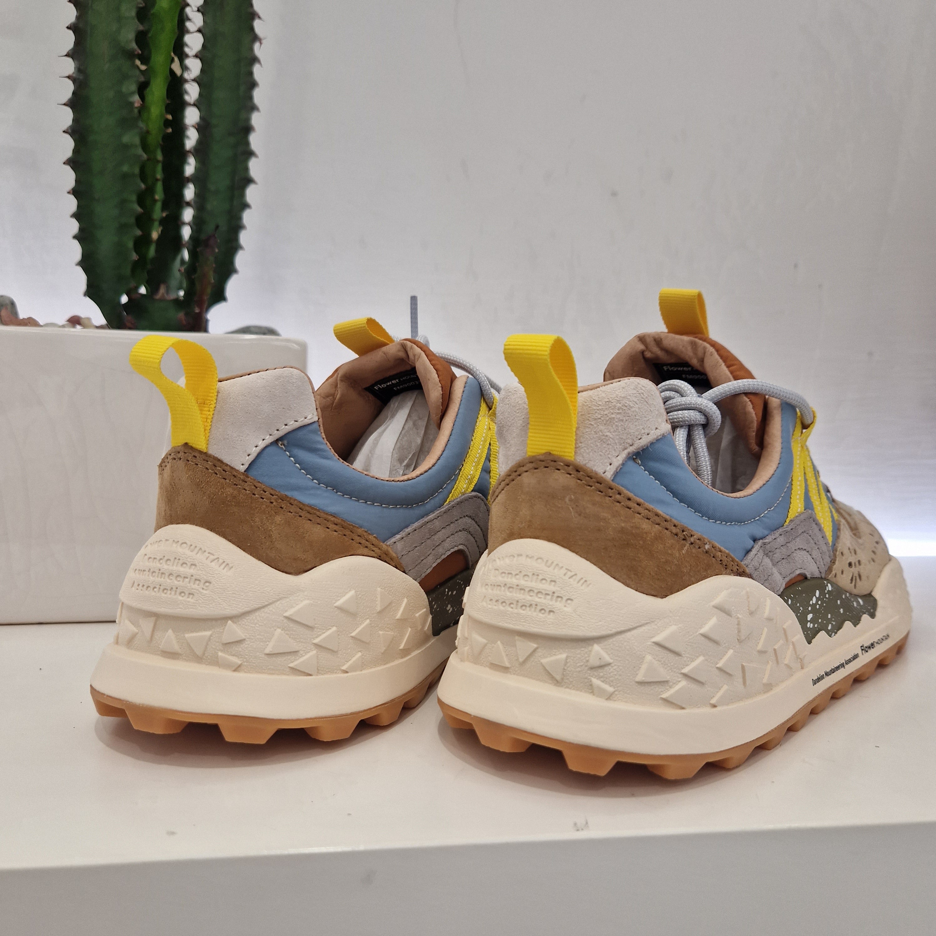 Flower Mountain sneaker uomo modello WHASHI beige dettaglio giallo