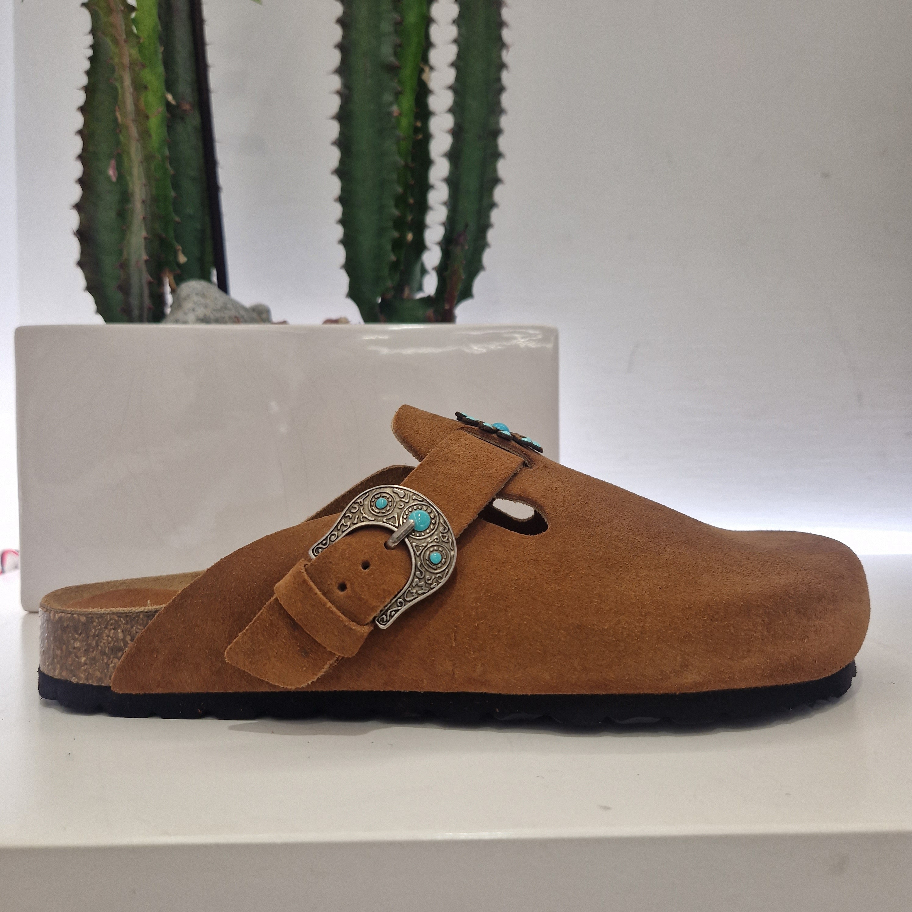 Taji sabot color cuoio con fibbia turchesi