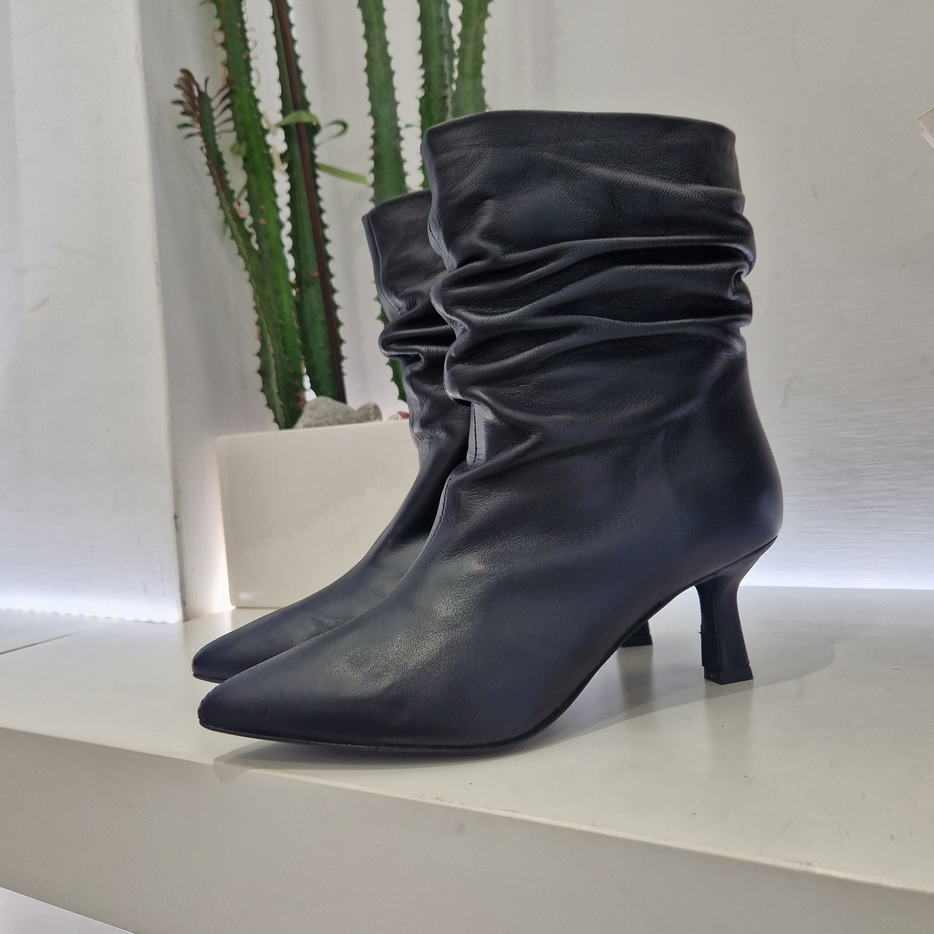 Stivaletto in pelle nera tacco 6 cm