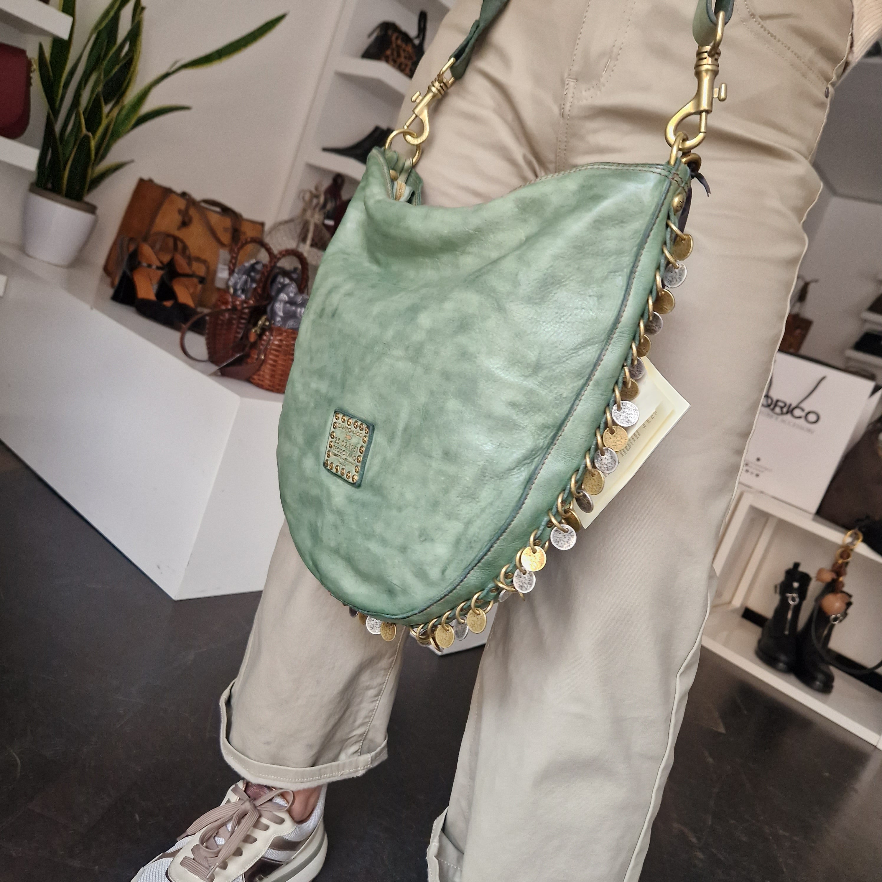 Campomaggi borsa linea GIANNA accessorio medaglie