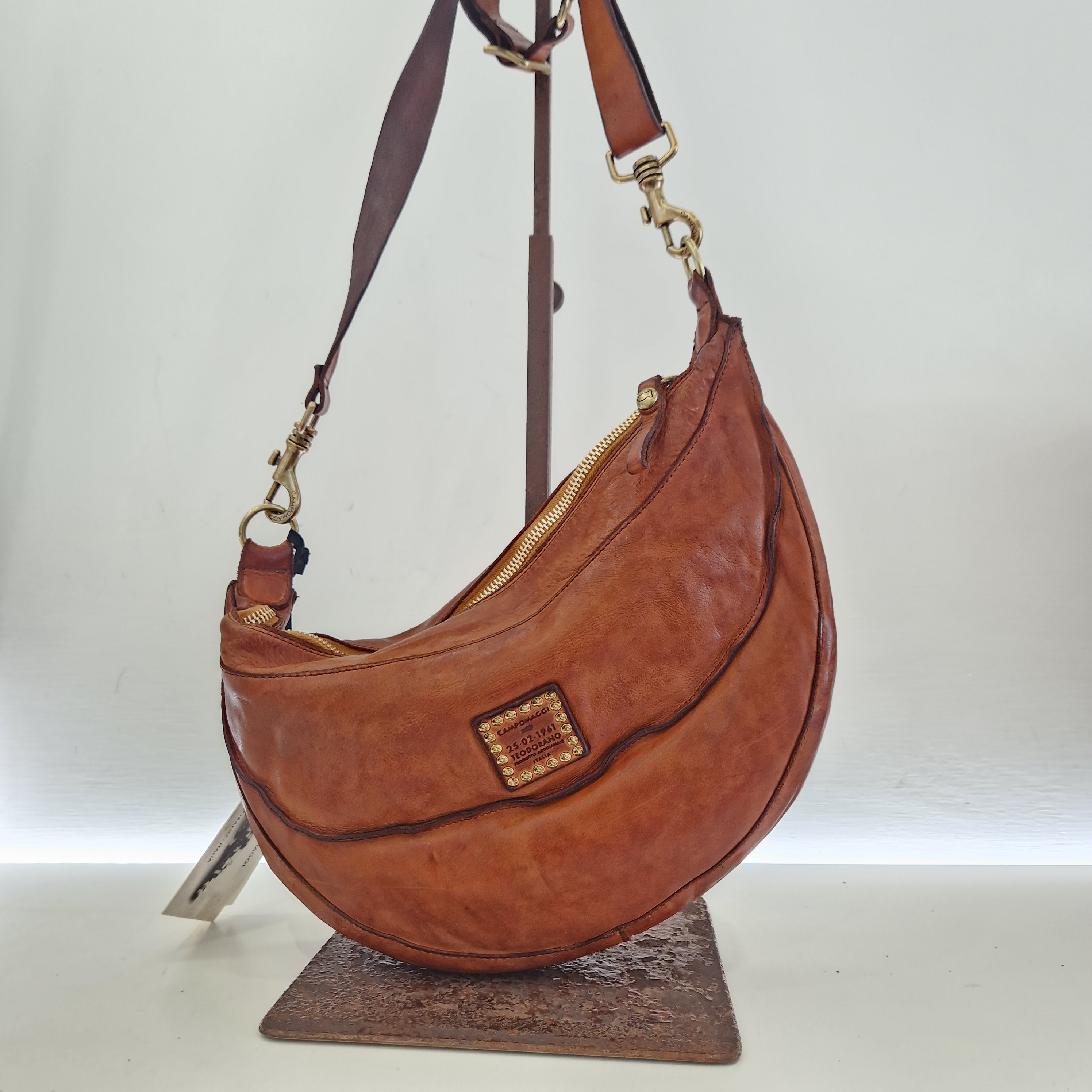 Campomaggi borsa Marsupio dimensione grande Kura in pelle color cuoio con rivetti