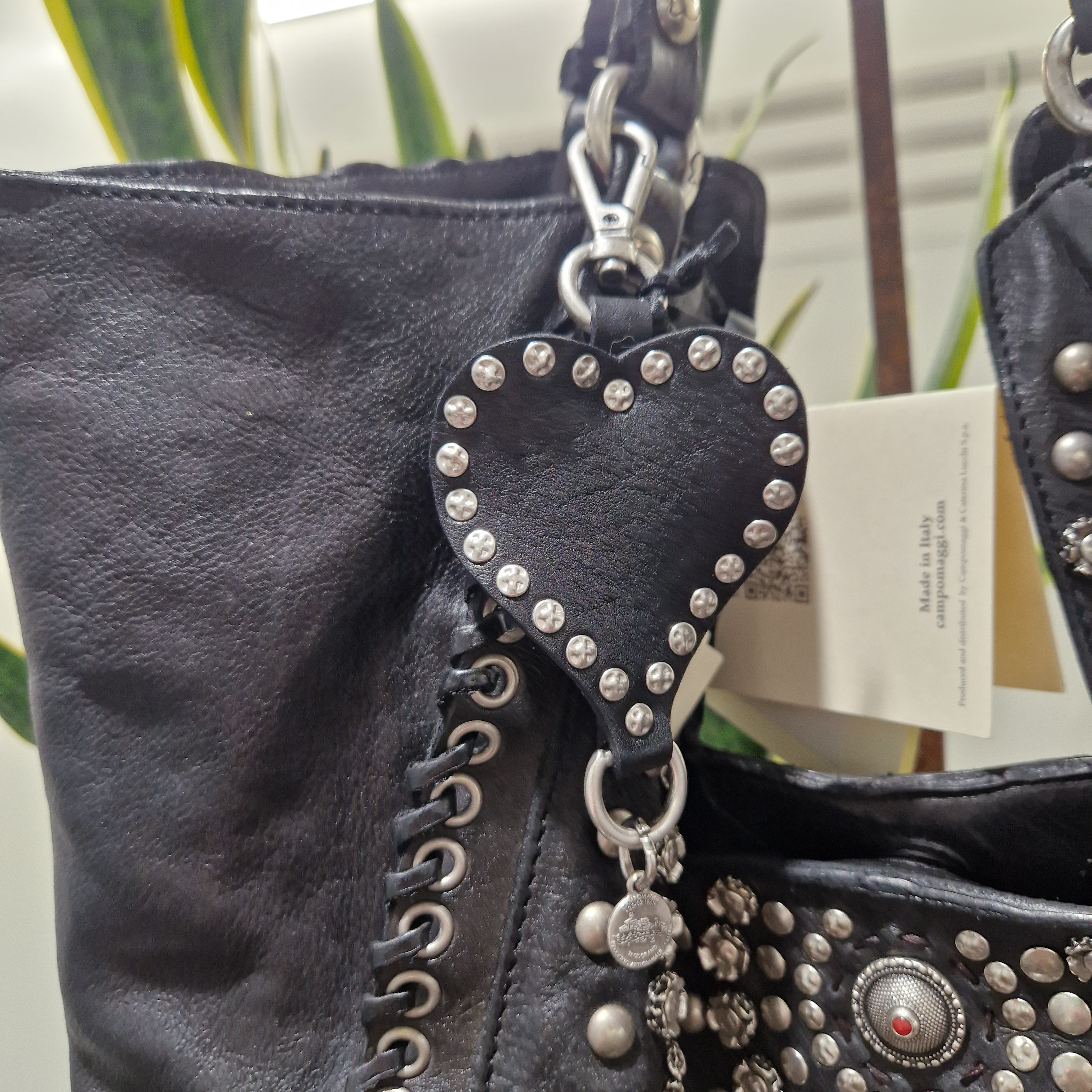 Campomaggi  portachiavi in pelle cuore borchie argento