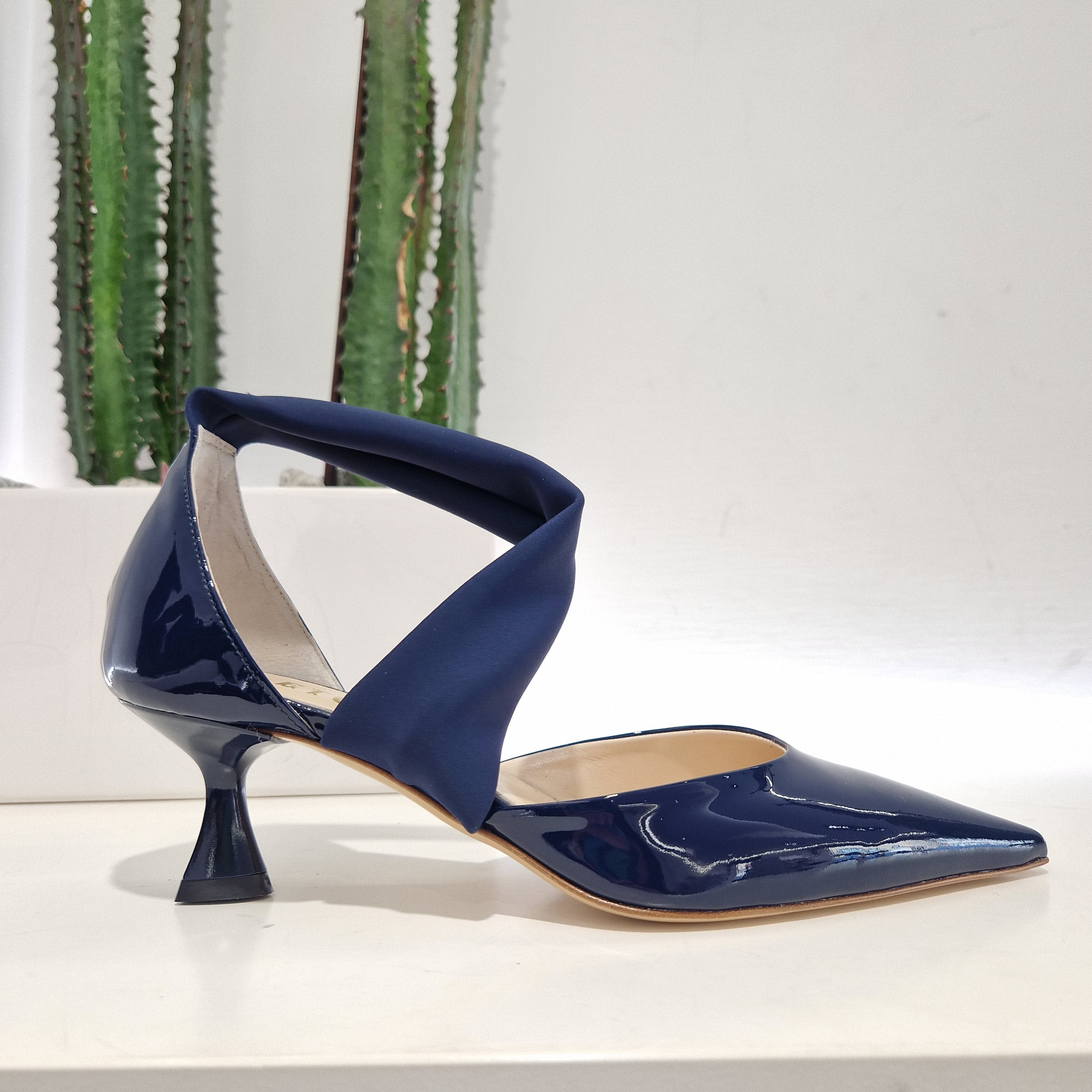 Scarpa aperta in vernice blu tacco 5 cm