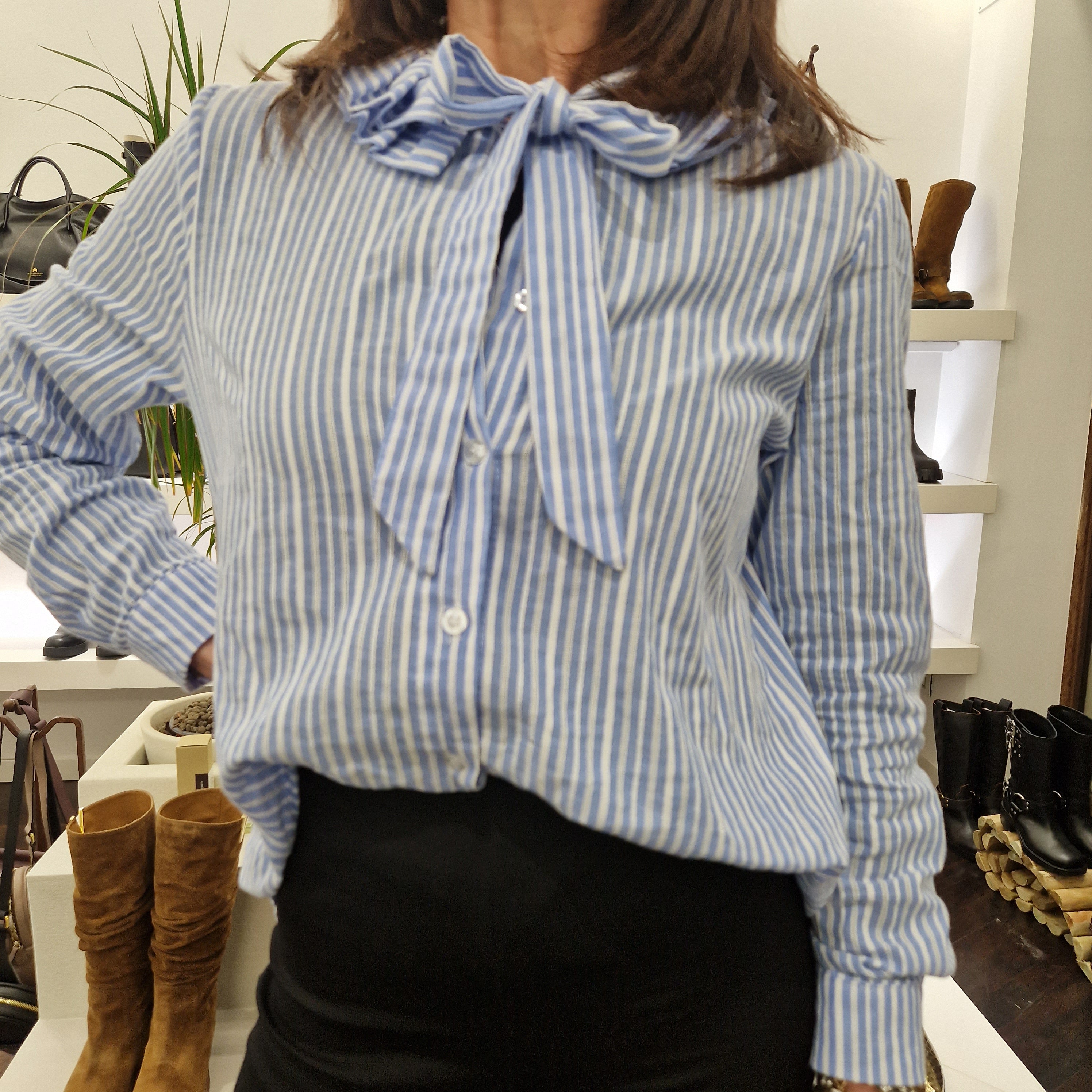 Camicia a righe celeste