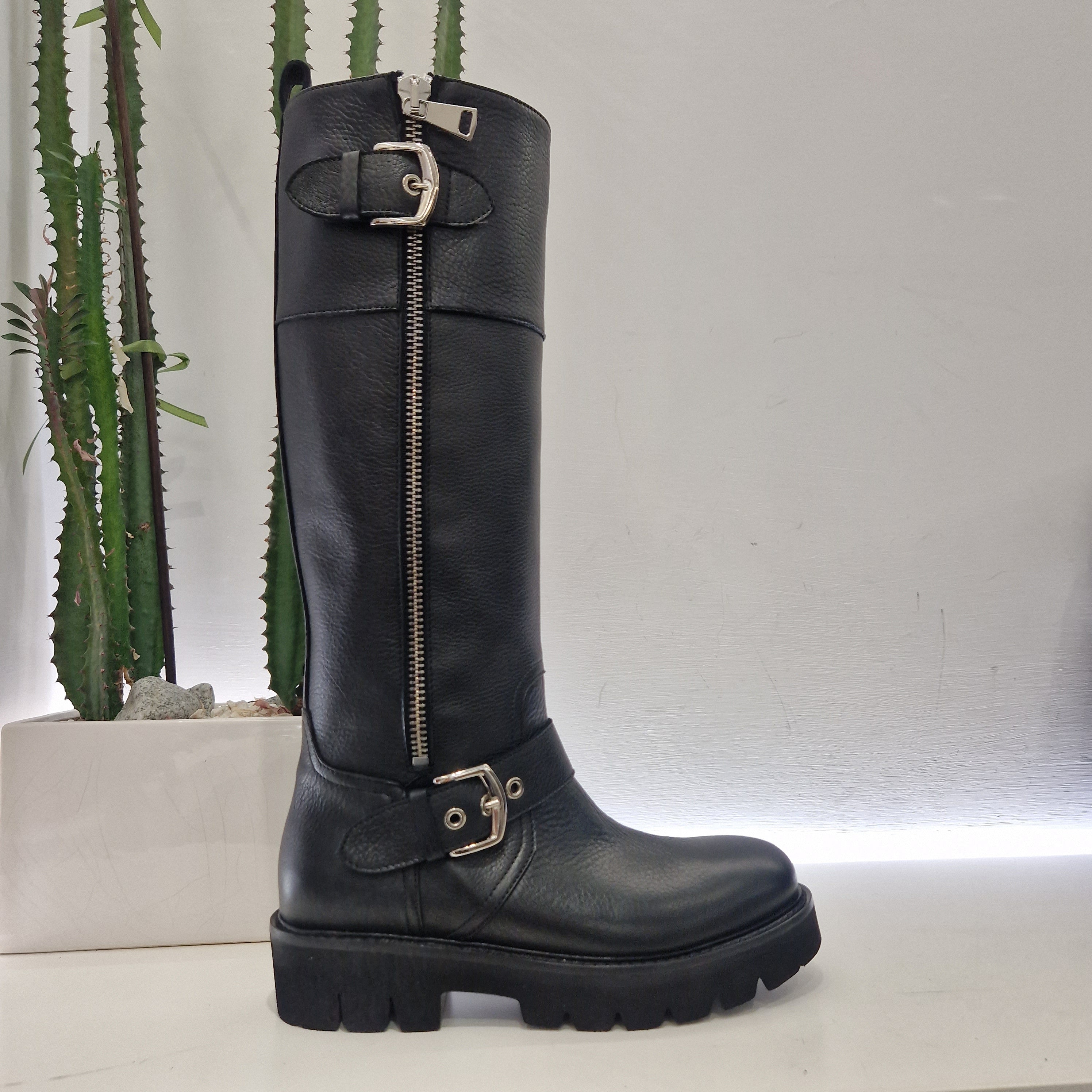 Stivale modello biker pelle nero con fibbie argento fondo gomma
