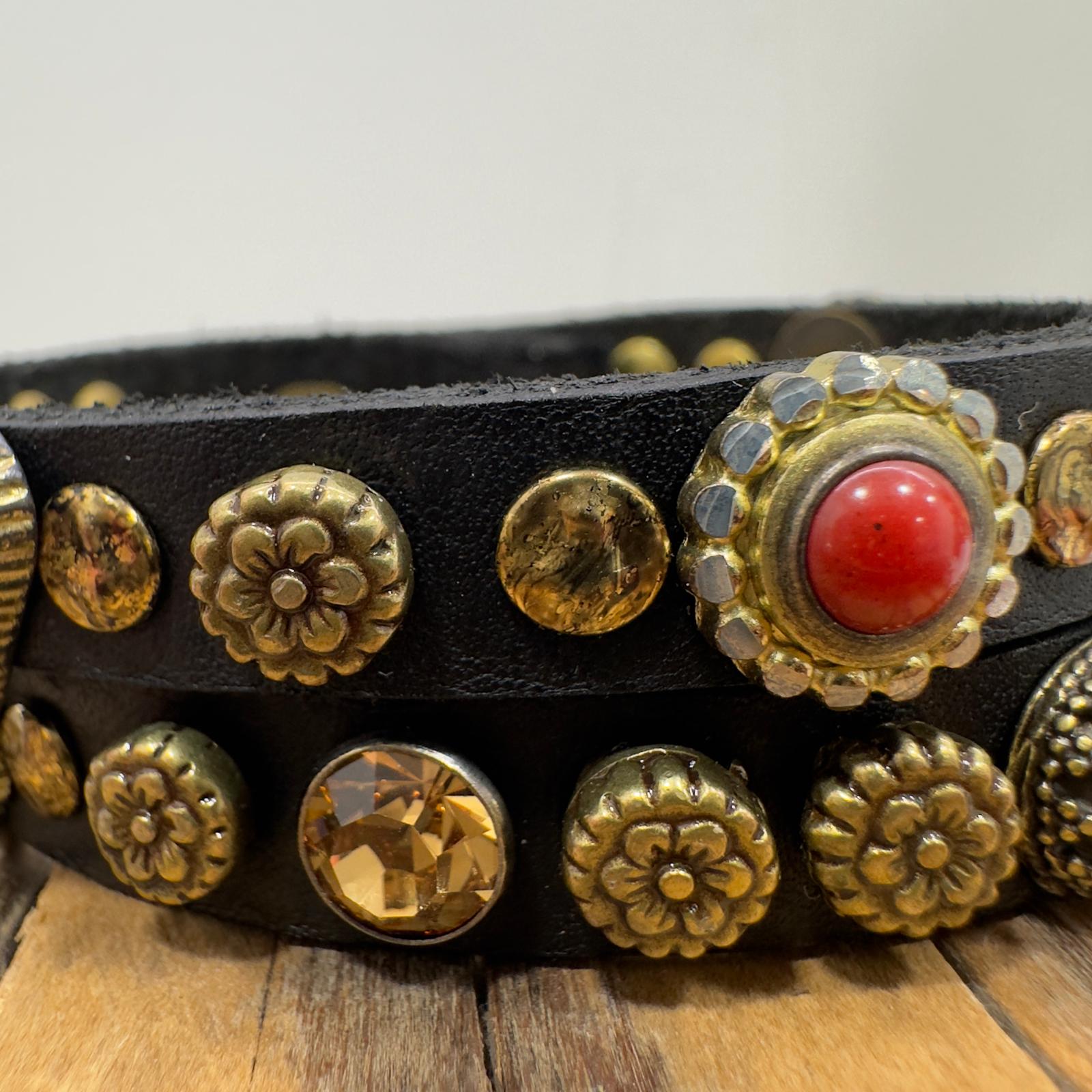 Campomaggi bracciale nero con corallo e  borchie oro