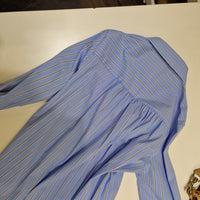 KIKISIX Camicia con ripresa laterale celeste rigata