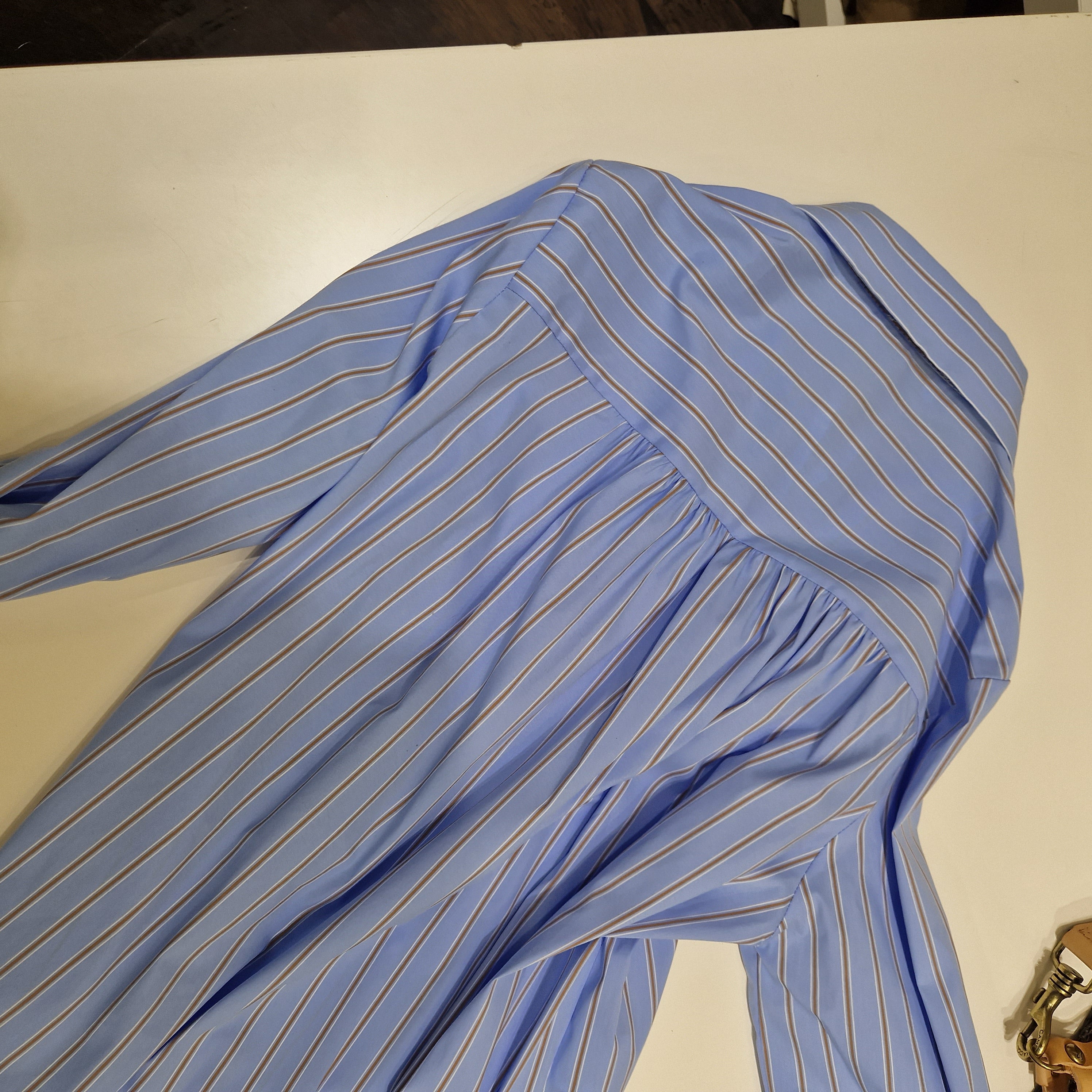 KIKISIX Camicia con ripresa laterale celeste rigata