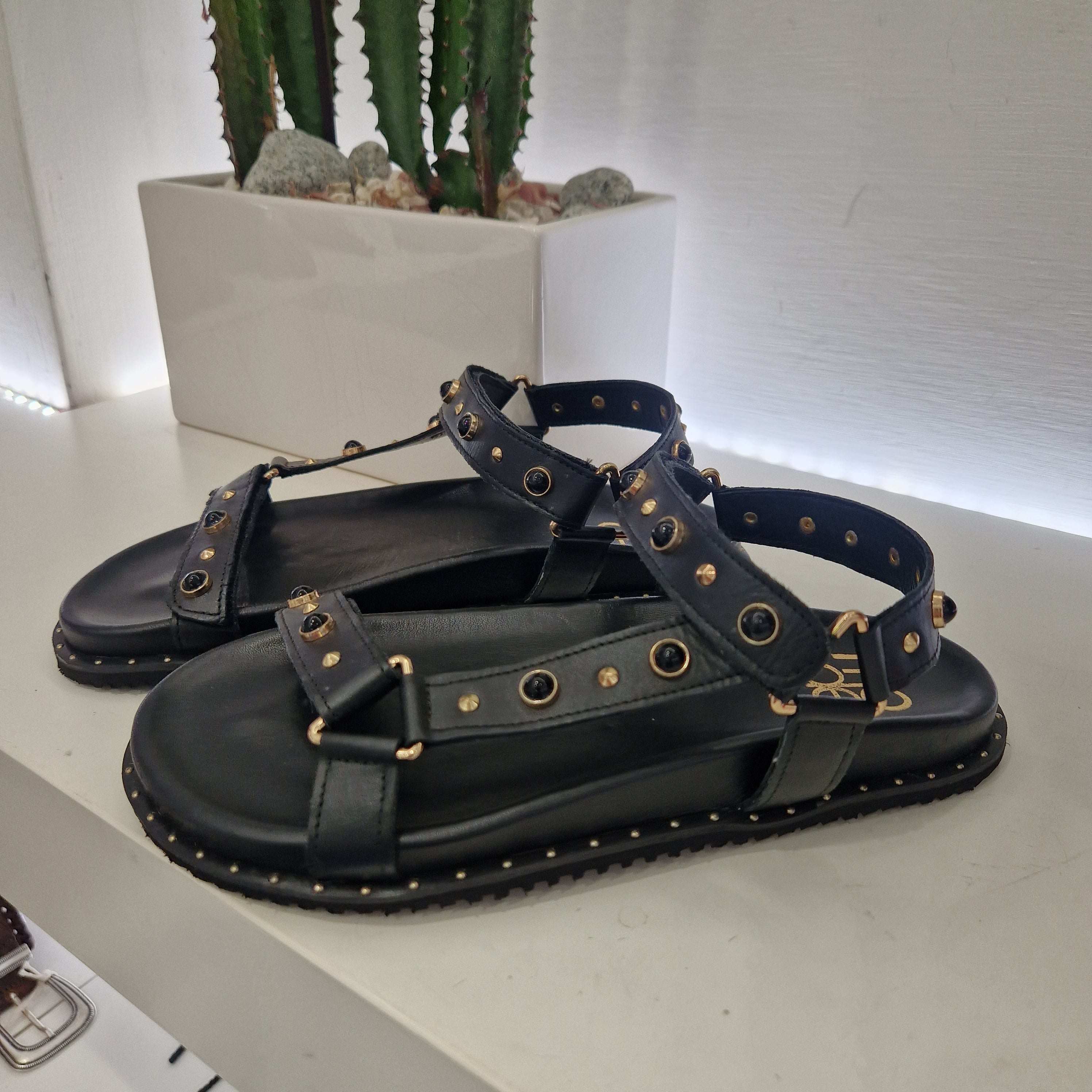 Sandalo nero con borchie oro e pietre nere