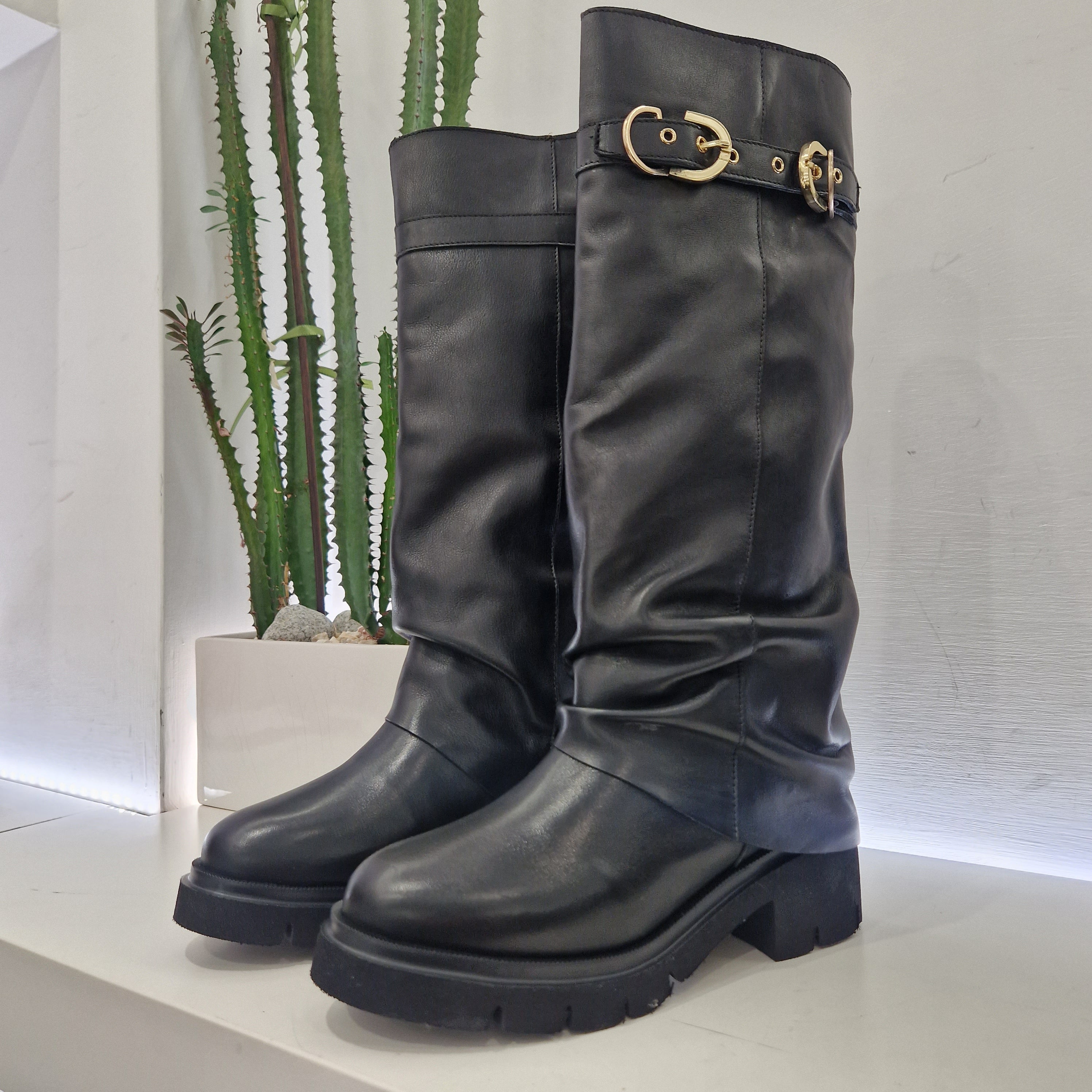 Stivale modello biker nero gambale rovesciato