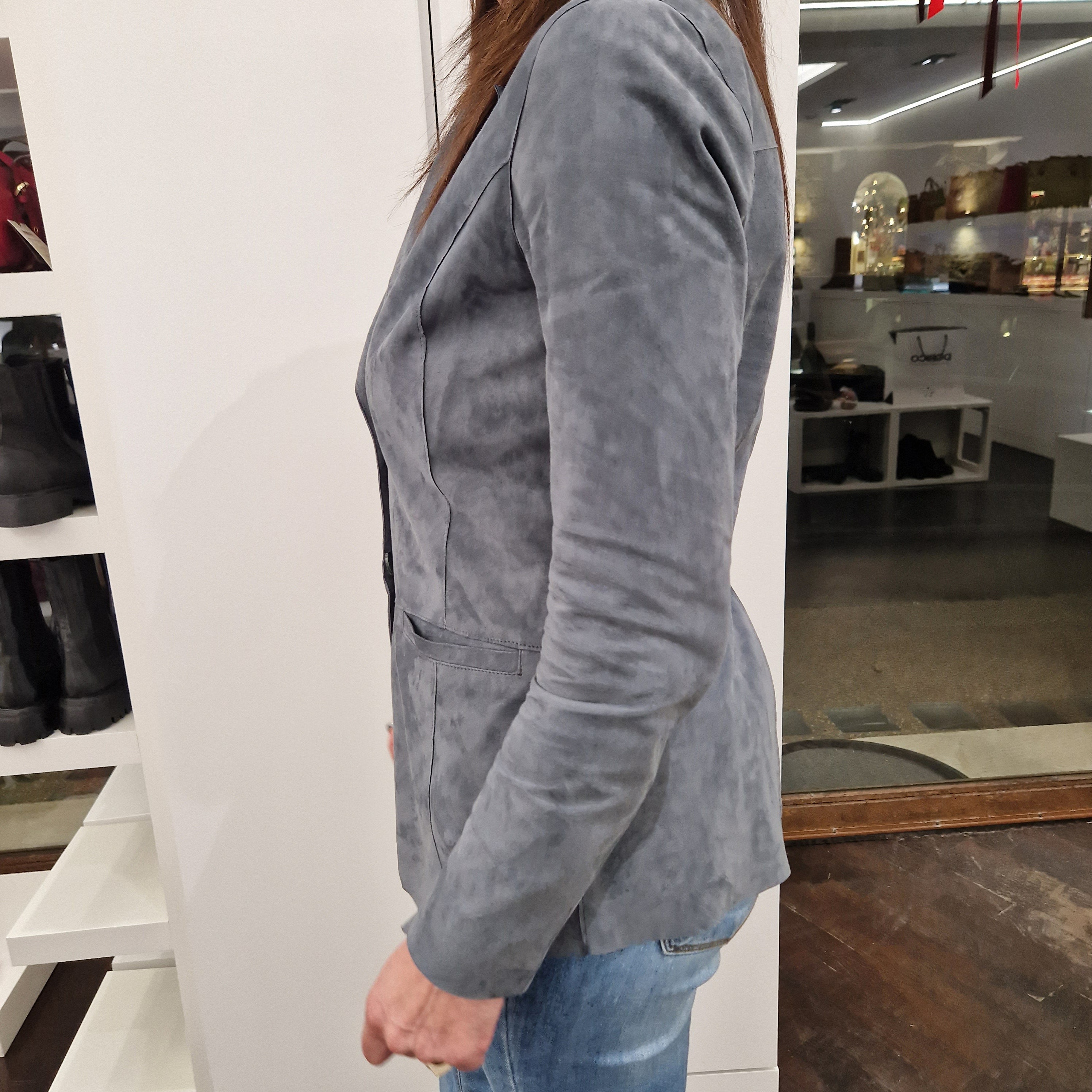 Giacca modello blazer  DOMITILLA in pelle scamosciata color carta da zucchero