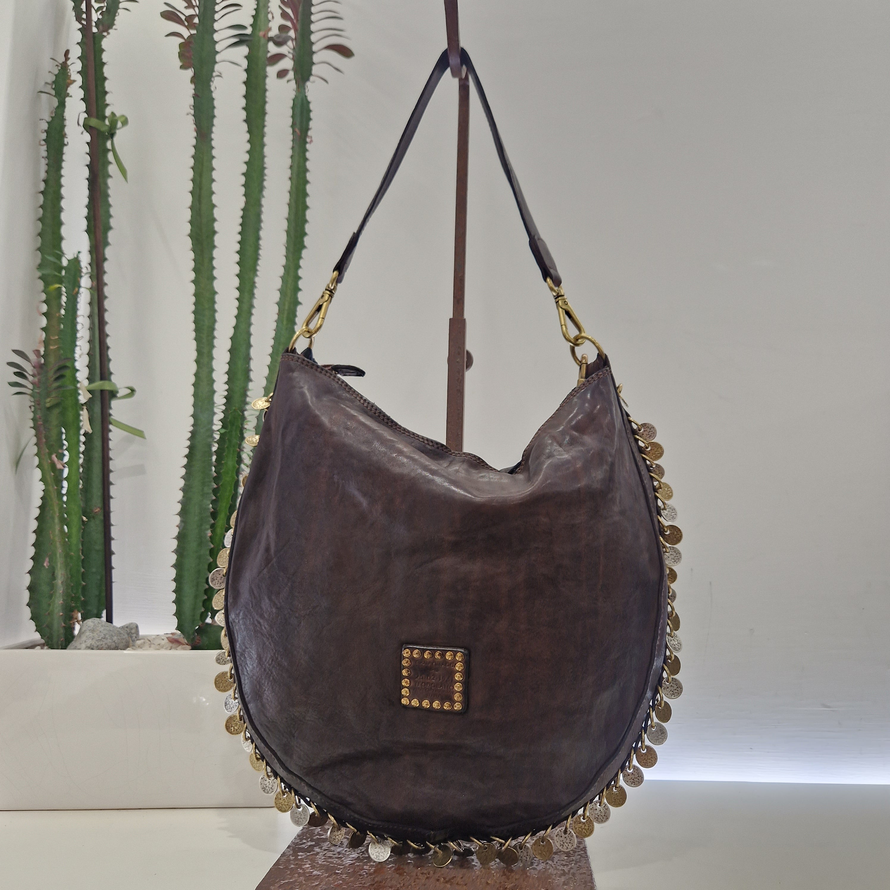 Campomaggi borsa linea GIANNA accessorio medaglie color t.moro