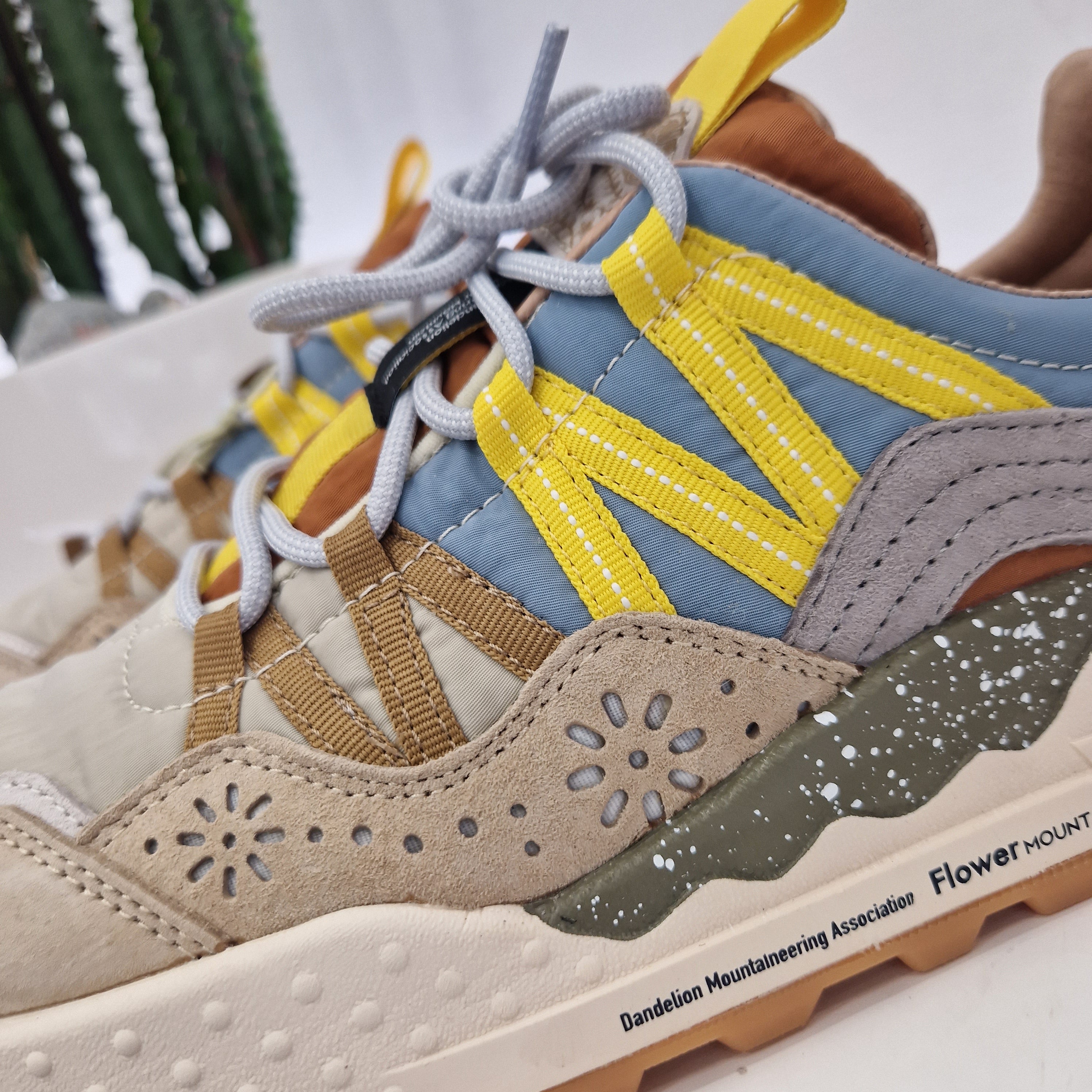 Flower Mountain sneaker uomo modello WHASHI beige dettaglio giallo
