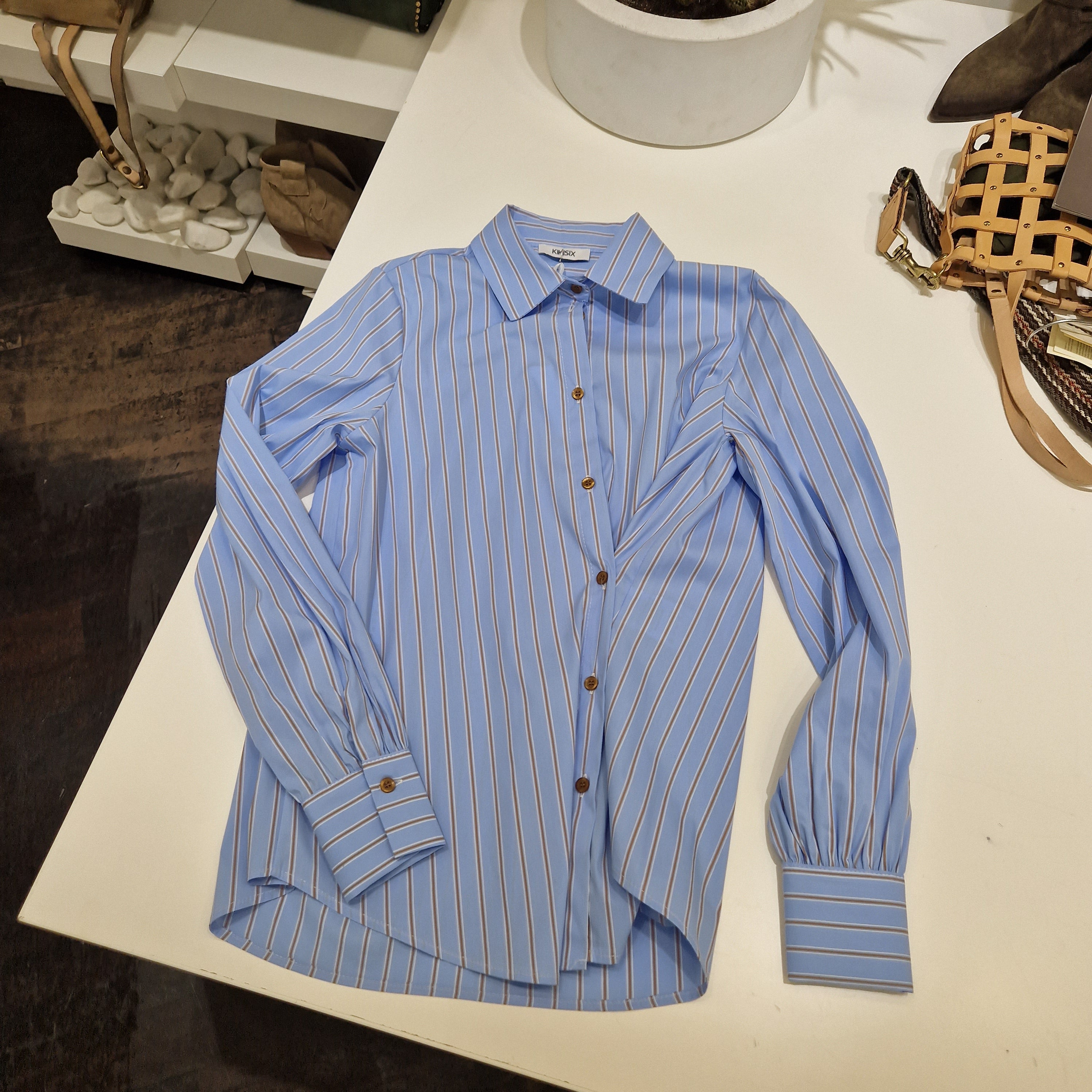 KIKISIX Camicia con ripresa laterale celeste rigata