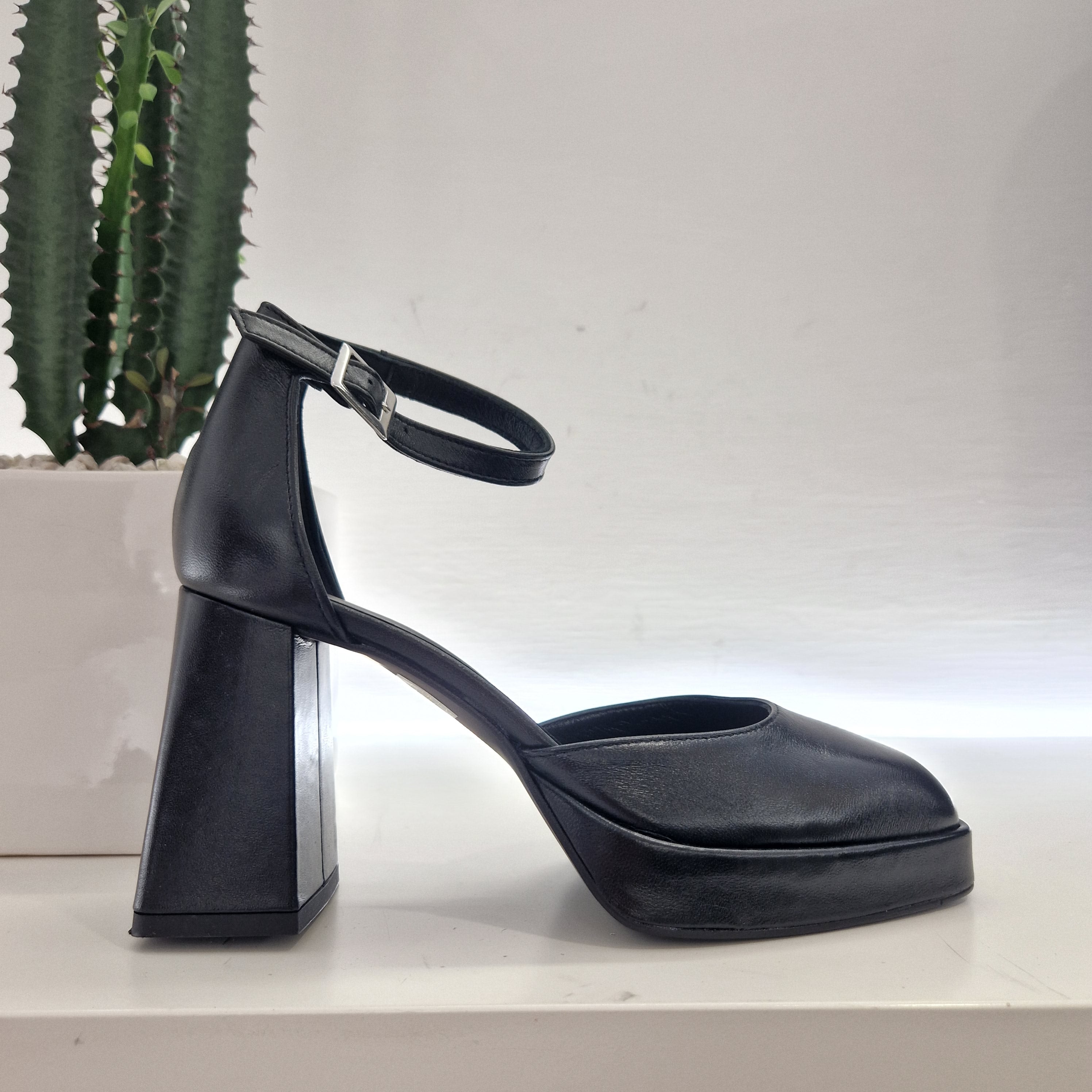 Dorico black strap shoe