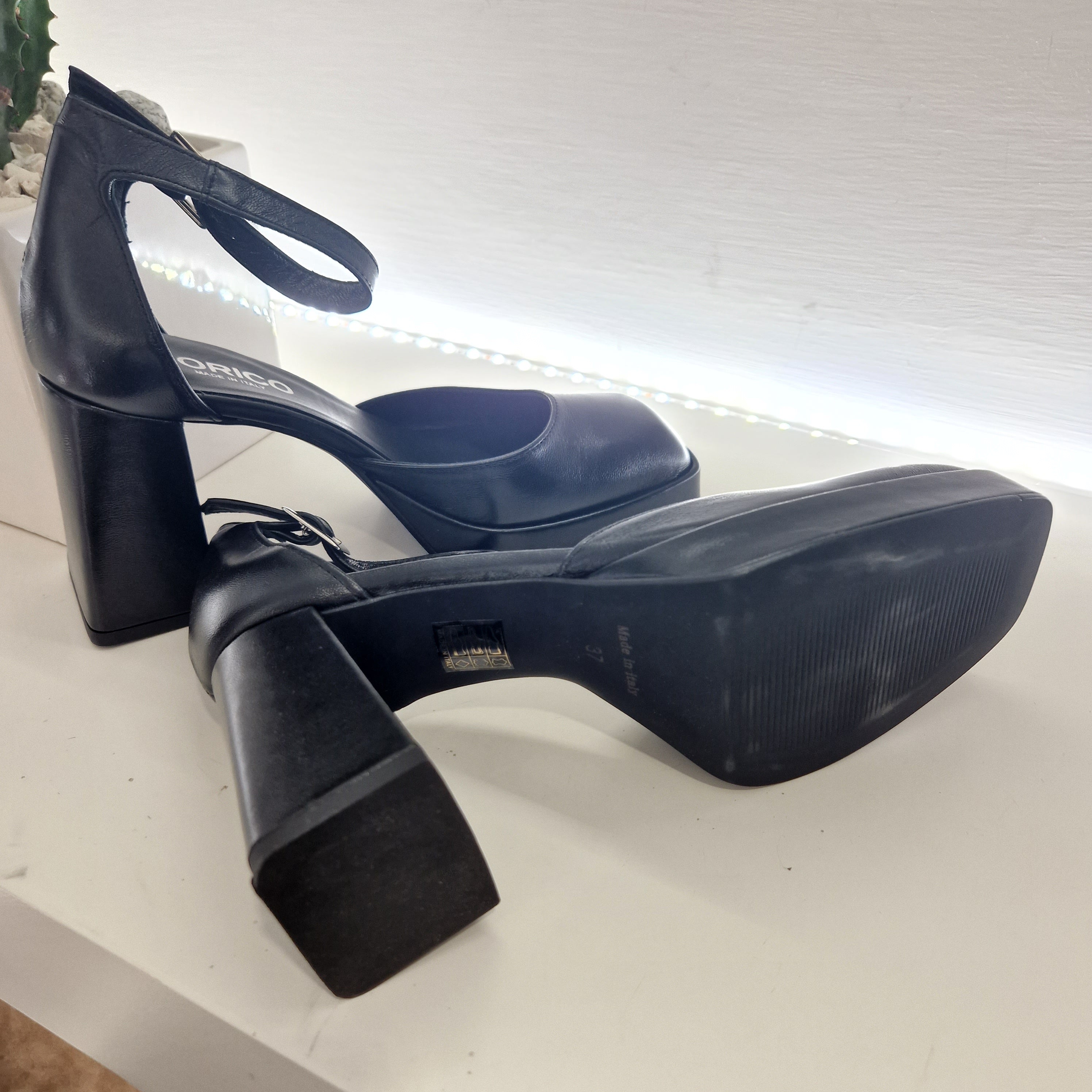 Dorico black strap shoe