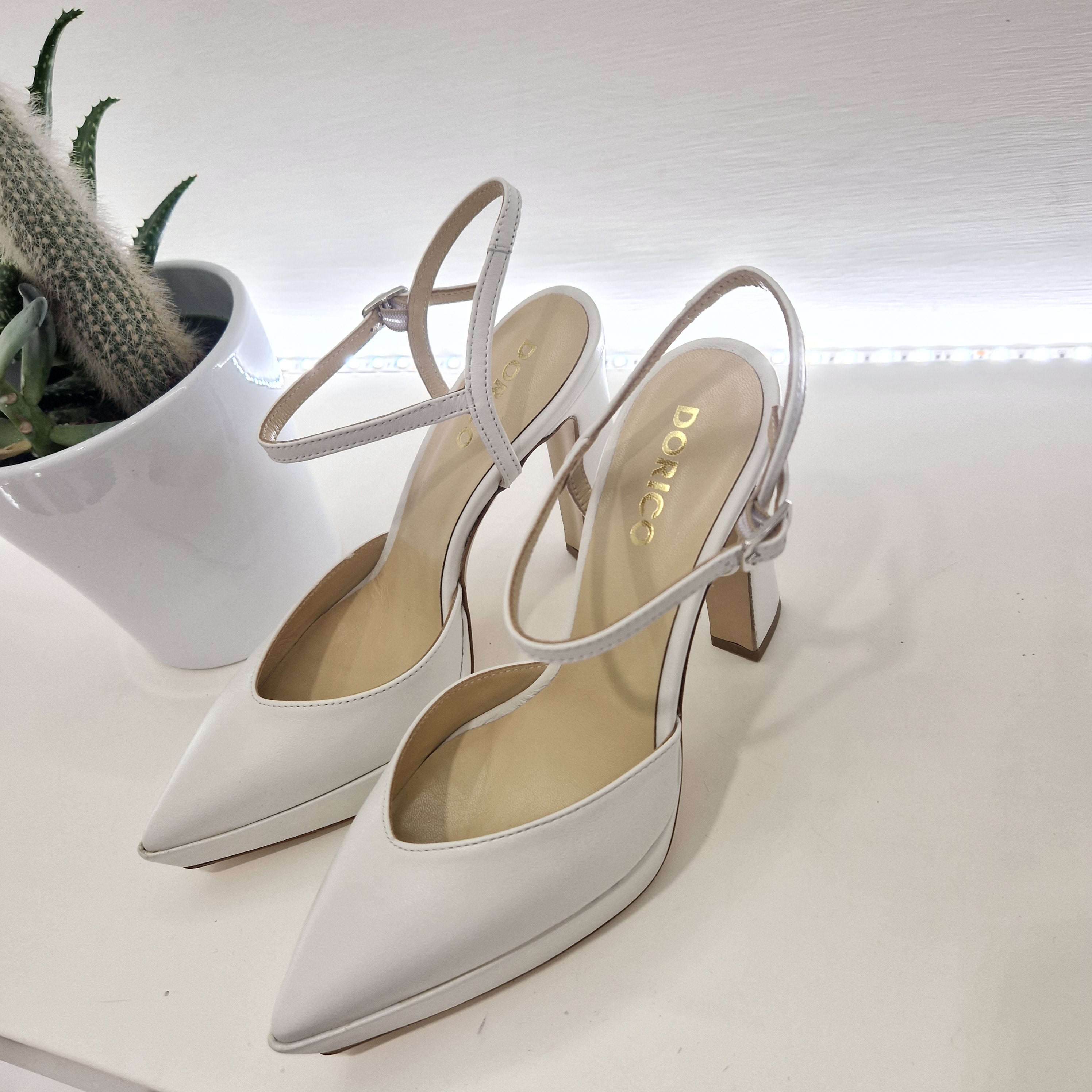Doric white shoe