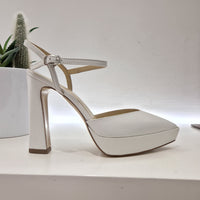 Doric white shoe